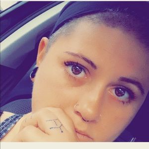 Meet your Posher, Liv 👽